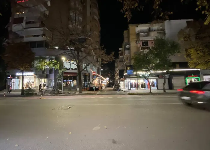 Komatas Modern In Bllok Area Διαμέρισμα Τίρανα