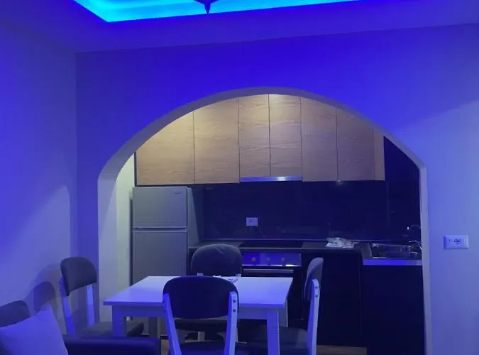 Komatas Modern In Bllok Area * ティラナ