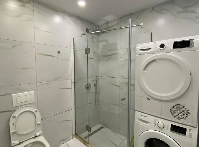 Komatas Modern In Bllok Area Τίρανα